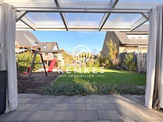 Überdachte Terrasse - Blick in den Garten