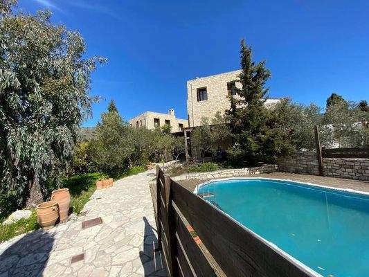 2 komplett ausgestattete Steinvillen mit schönen Gärten und 3 zusätzlichen Baurechten