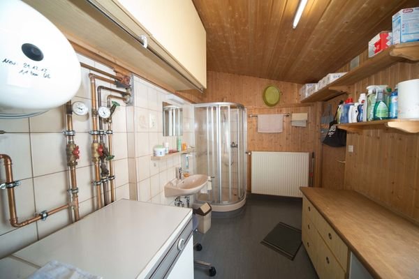 ..zusätzlicher Sanitärraum im Nebengebäude