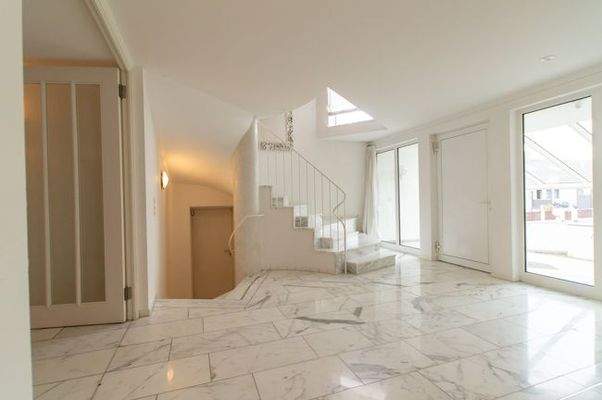 Eingangshalle Marmortreppe zum Obergeschoss