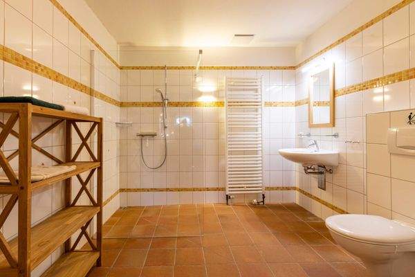 Duschbadezimmer im Erdgeschoss