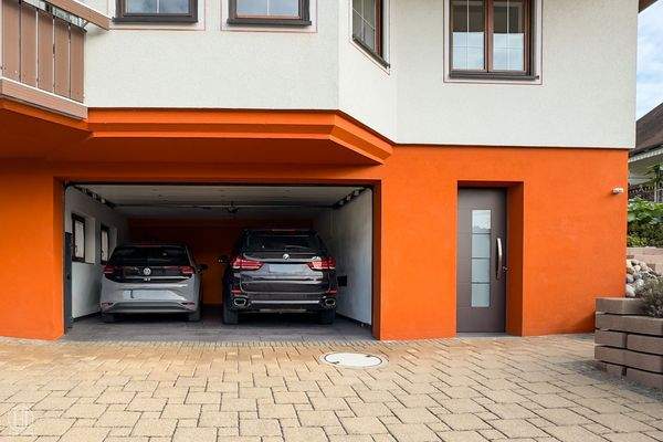 Doppelgarage und separater Eingang zum Zimmer im UG