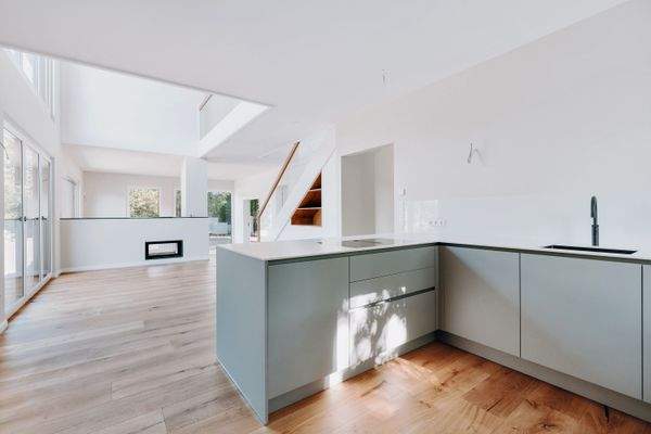 Offene Küche mit Blick in den Wohnbereich