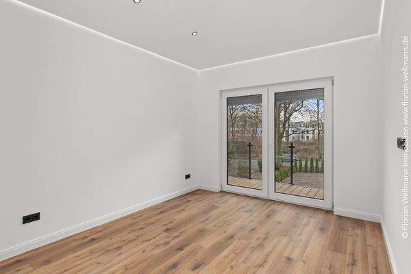 Schlafzimmer 2 Obergeschoss mit Zugang zum Balkon (14,97m²)