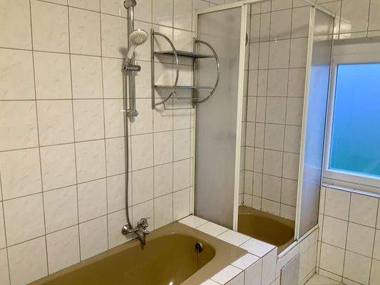 Bad mit Wanne u. Dusche