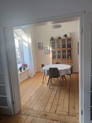 Blick ins Esszimmer durch Flüg