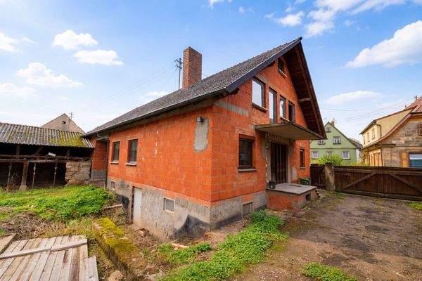 Haupthaus Bj. 1984 - EG ausgebaut, DG Rohbauzustand Ausbaureserve