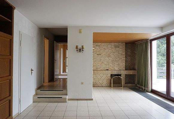 großzügige Diele mit gemauertem, markantem Kamin