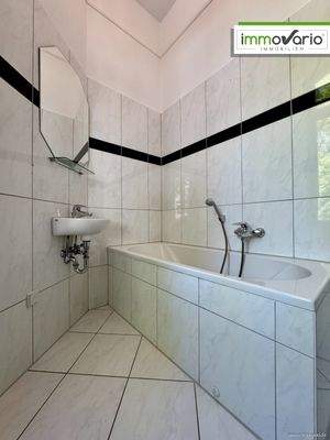 Bad mit Badewanne EG
