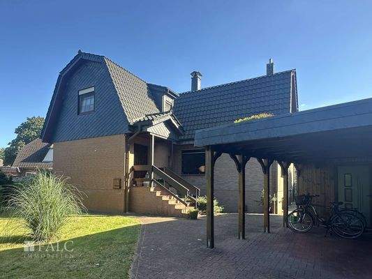 Auffahrt und Eingang Wohnung OG