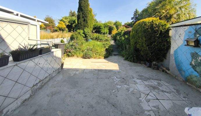Terrasse und Gartenblick