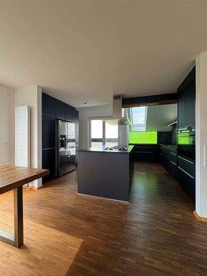 Die moderne Küche mit Kochinsel