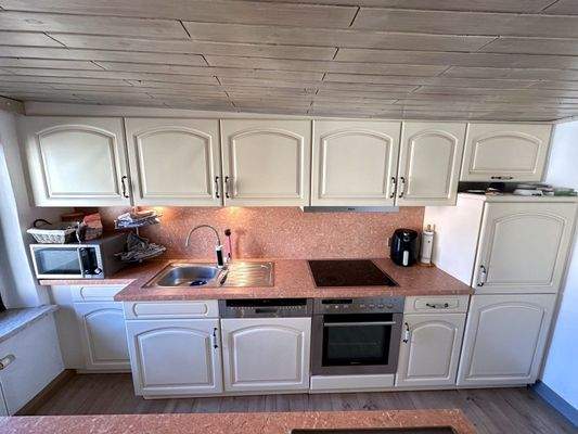 Kompakte Einbauküche mit Vollausstattung