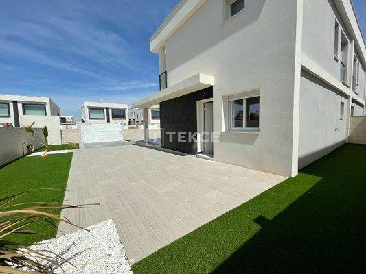 Semi-Detached Houses Featuring Private Pool in Gran Alacant