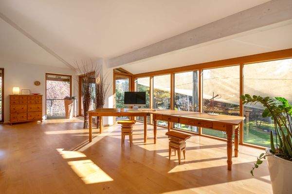 Heller und freundlicher Arbeitsplatz