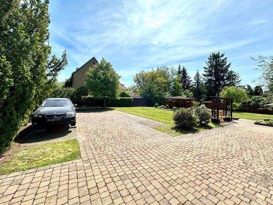 PKW Stellplätze im Hof