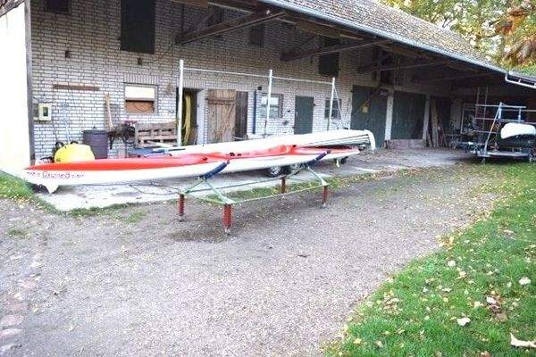 Hof Vordach weiße Scheune