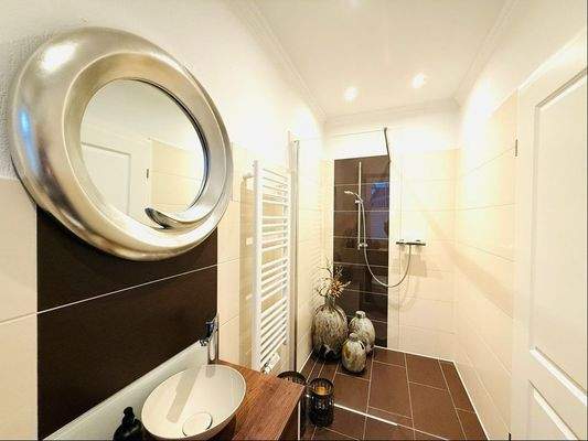 Gäste-WC mit Dusche