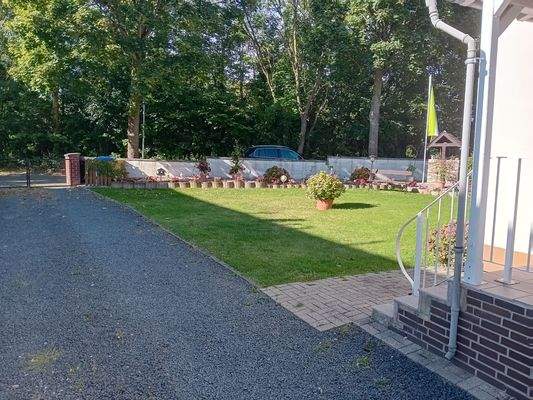 Zufahrt und Vorgarten.jpg