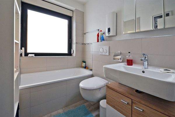 Tageslichtbad mit Wanne