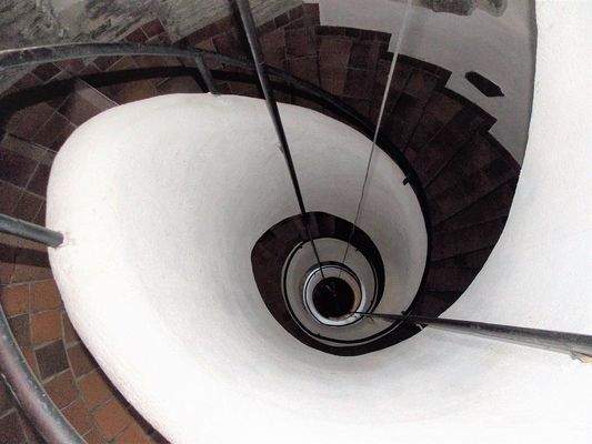 Treppenhaus mit "Kofferaufzug" 