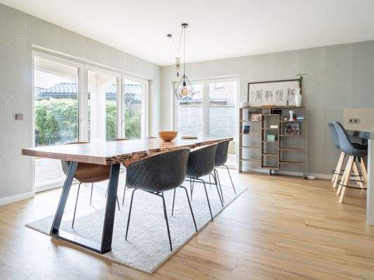 Lichtdurchfluteter Essbereich