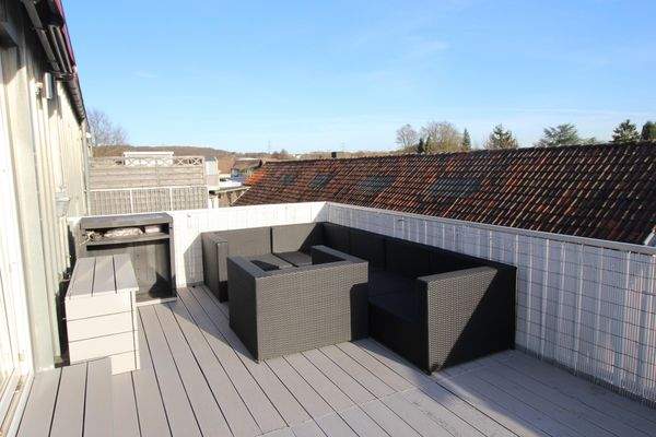 HOCHTERRASSE, CHILLOUT LOUNGE, GAS-/STROMANSCHLÜSSE (l. u.)