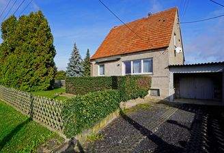 Auf der Garagenzufahrt ist Platz für ein zweites Fahrzeug