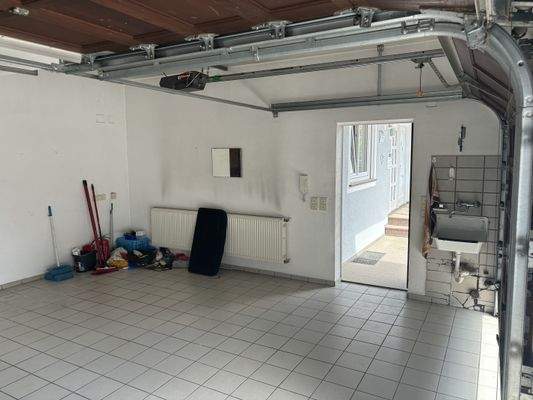 Garage mit e-Tor.jpg