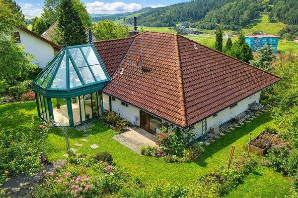 hoher Freizeitwert durch die großen Terrassen-u. Rasenflächen