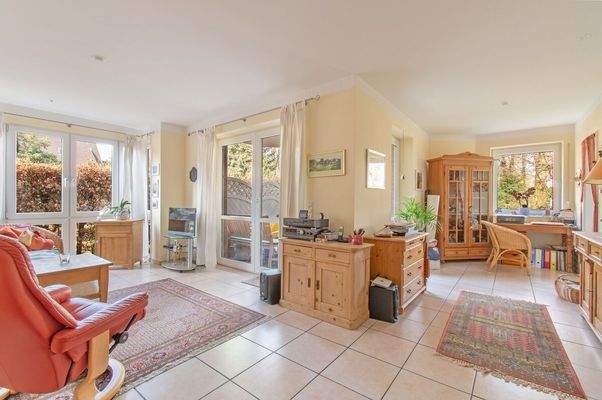 Geräumiger Wohn-/ Essbereich mit bodentiefen Fenstern 