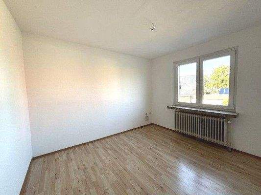 Zimmer 3, 1.OG,  neues Fenster (zur Straße gelegen)