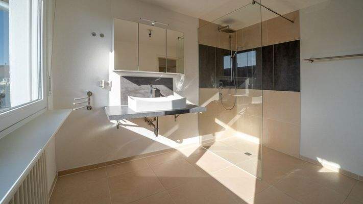 Tageslicht-Duschbadezimmer