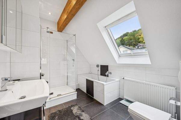 Modernes Elternbad mit Dusche und Wanne