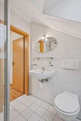 Badezimmer mit Dusche DG