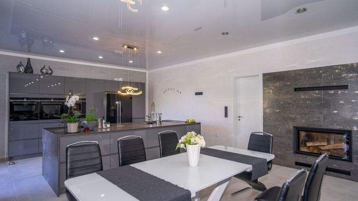 Essbereich mit Kamin