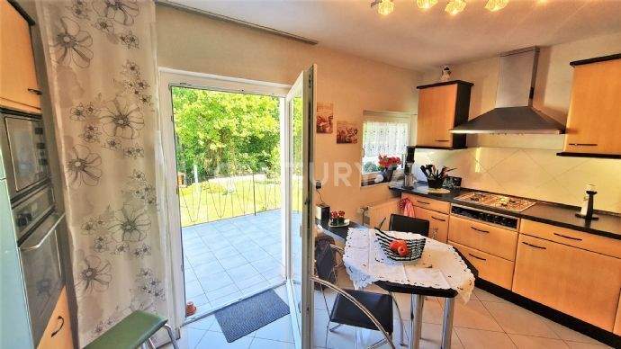 Küche im Erdgeschoß mit Ausgang Balkon