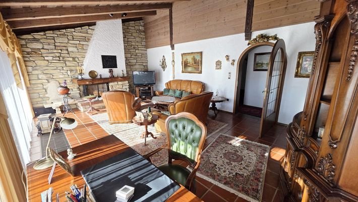 Wohnzimmer mit Kamin