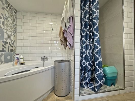 Badezimmer der großen Wohnung - Weitwinkel.jpg