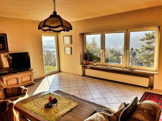 helles Wohnzimmer mit Zugang zum Garten