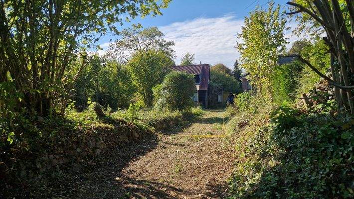 Blick von der Straße auf das Grundstück