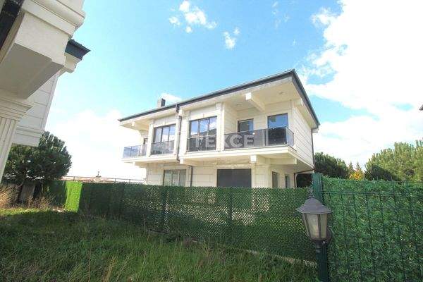 Villas with Spacious Garden in İstanbul Silivri