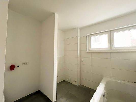 Tageslichtbad mit ebenerdiger Dusche - Referenzbild