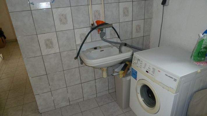 Waschmaschinenbereich im Keller