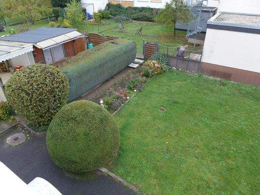 Blick in den Garten mit Gartenhaus