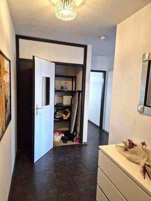 Diele/ Flur mit Abstellkammer 