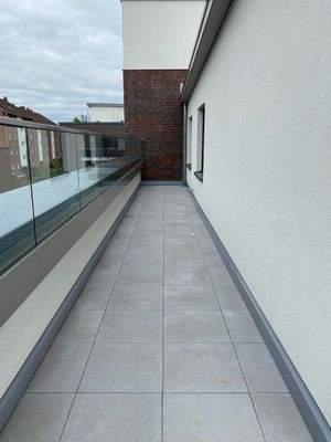 Balkon mit Glasgeländer