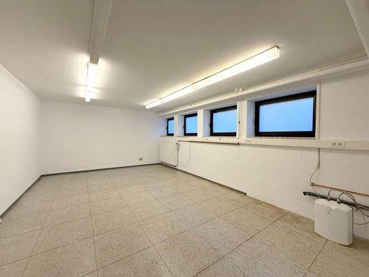 28 EG re UG Lager Küche