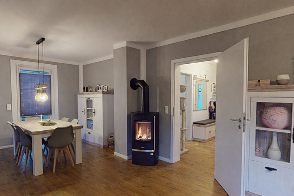 Wohnzimmer, Essbereich mit Kamin