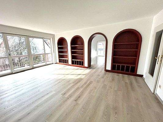 Wohnzimmer mit Balkon